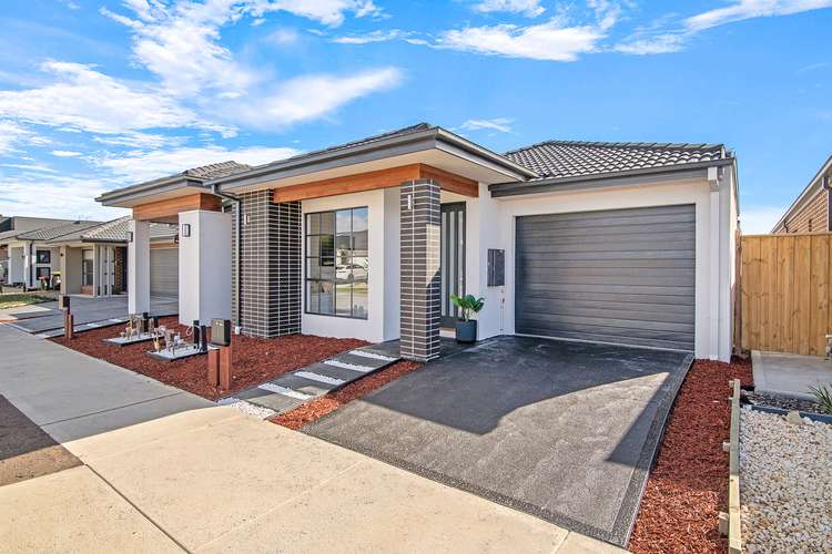8 Spindle Street, Clyde North VIC 3978
