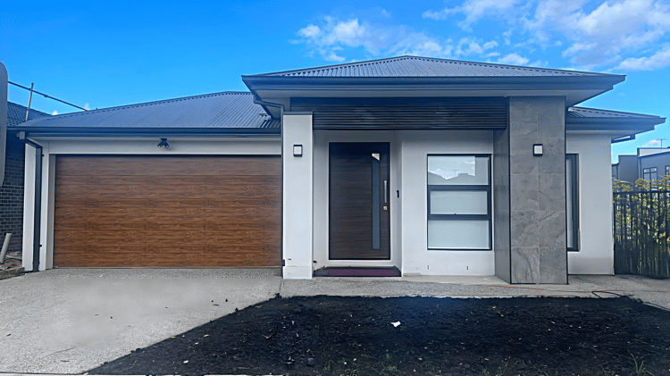 31 Cavern Boulevard, Clyde North VIC 3978